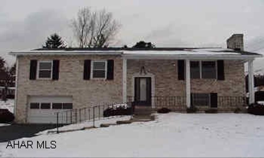 Great Split Entry - Spectacular View - New furnance '96 - New Central air '98 - '95 new vanities & sinks in bathrooms some new windows - tilts new hot water tank. Nicely landscaped... Great Split Entry - Spectacular View - New furnance '96 - New Central air '98 - '95 new vanities & sinks in bathrooms some new windows - tilts new hot water tank. Nicely landscaped...