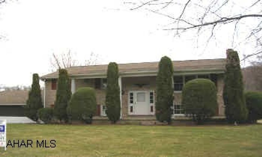 BI-LEVEL ON .8 ACRES IN A PRIVATE NEIGHBORHOOD. SUPER CLEAN, NICELY UPDATED BI-LEVEL ON PRIVATE 8/10 ACRE LOT.  3 BEDROOMS, 1.75 BATHS, 2 FAMILY ROOMS, GAS FIREPLACE, BEAUTIFUL INGROUND POOL.  FORMAL, YET CASUAL.  TAKE A LOOK.