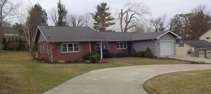 Cozy- move-in ready. Hardwood floors. Huge FR with great natural lighting