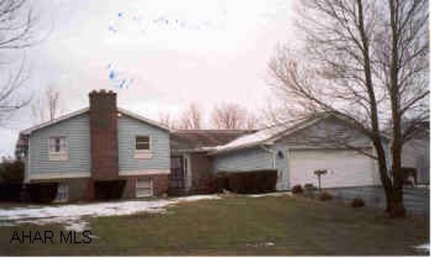 Split Level Irregular lot 69/98 X 128/136, 4th bedroom in Lower Level, Fireplace