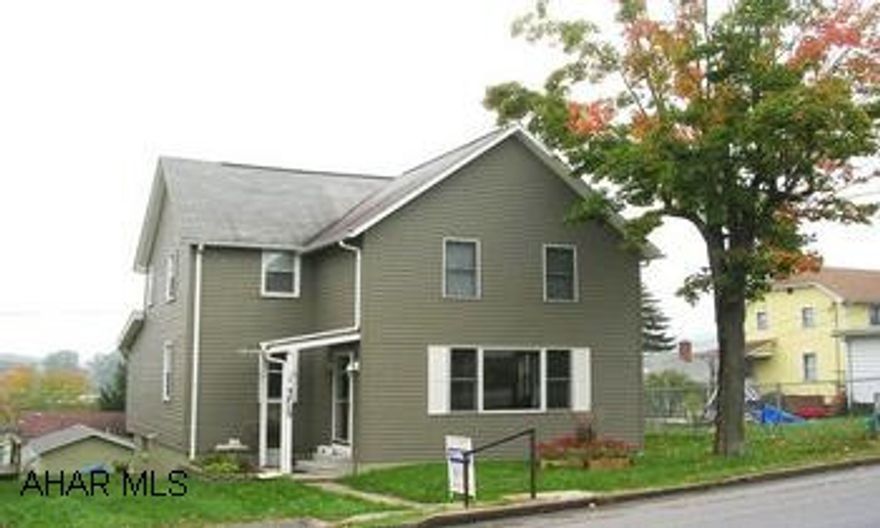 READY TO MOVE IN. BEAUTIFUL KITCHEN WITH PERGO FLOORS AND SKYLIGHTS. NEWLY UPDATED BATH. NEW CARPETED IN LIVING ROOM. CONVENIENTLY LOCATED. OFF STREET PARKING. READY TO MOVE IN. BEAUTIFUL KITCHEN WITH PERGO FLOORS AND SKYLIGHTS. NEWLY UPDATED BATH. NEWLY CARPETED IN LIVING ROOM. CONVENIENTLY LOCATED. OFF STREET PARKING.