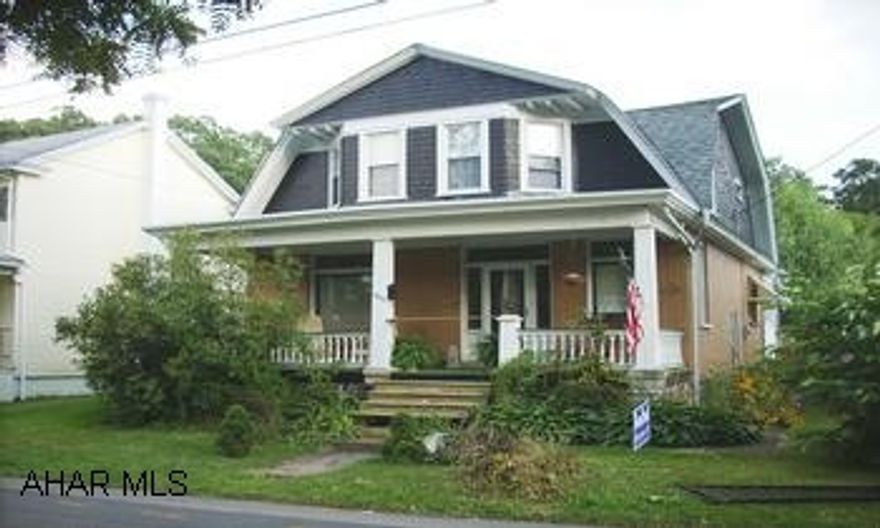 2 STORY BK & FR W/ DET 2 CAR GAR. CHARMING AND BEAUTIFULLY DECORATED TWO STORY. 1ST FLOOR LAUNDRY & 3/4 BATH, OAK KIT. W/ ALL APPLIANCES, SCREENED PORCH, REMODELED BATH UP. HOME WARRANTY.