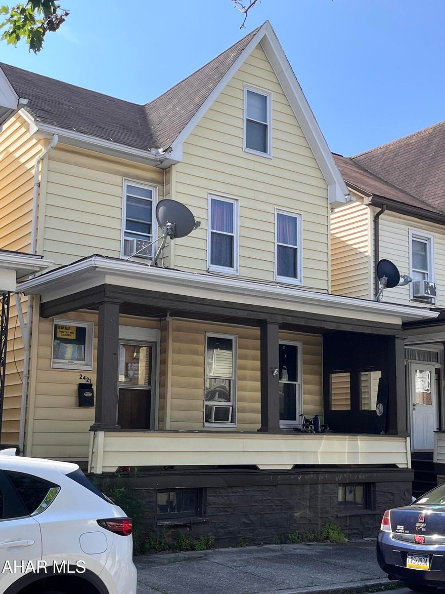 to be sold as a package with ML #'s 77734,77730,77729,77735,77732,77731



$420000.
Rent is 750 tenant pays all utilities