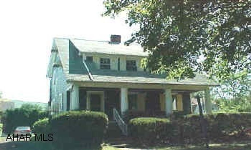 Super location! This nice 3 bedroom home is situated on a huge, level 135x120 lot in Hileman Heights. Needs some interior updating. Cute breakfast nook in kitchen. Formal dining room with built-in china closet. Super location! This nice 3 bedroom home is situated on a huge, level 135x120 lot in Hileman Heights. Needs some interior updating. Cute breakfast nook in kitchen. Formal dining room with built-in china closet.