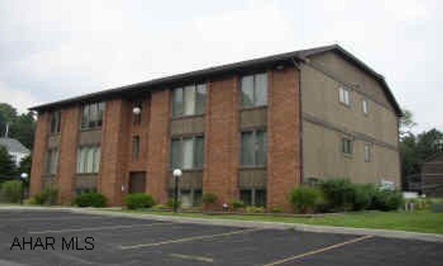 TERRACE LEVEL CONDO. IMMACULATE. SUN PORCH OFF OF MASTER BEDROOM. APPLIANCES INCLUDED. $80 MONTH CONDO FEE.