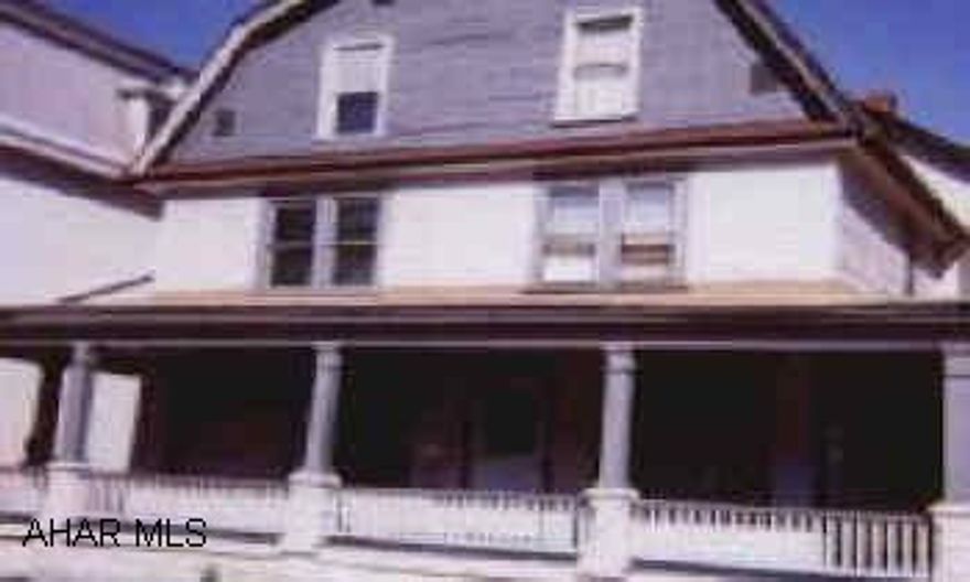 Very nice, new carpet, new kitchen, stone fireplace, first floor laundry. Very nice, new carpet, new kitchen, stone fireplace, first floor laundry.   Electric system - breaker