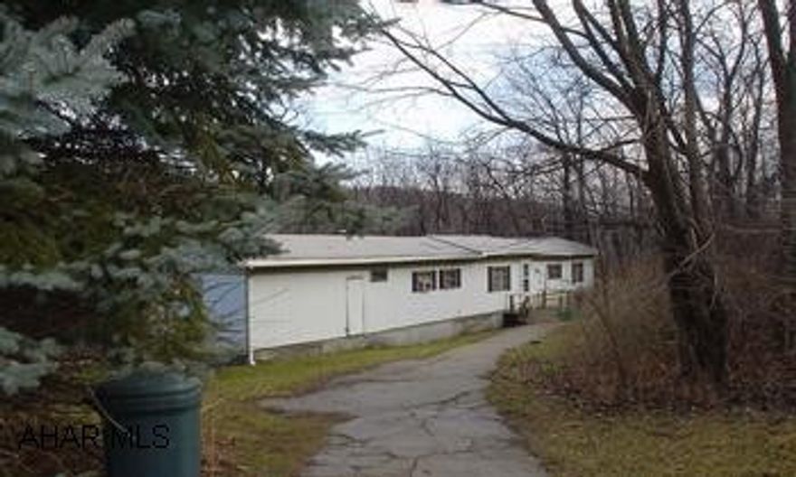 OLDER TRAILER ON 1 ACRE LOT IN LOGAN TWP. OLDER TRAILER ON 1 ACRE LOT IN LOGAN TWP.    SOLD AS IS