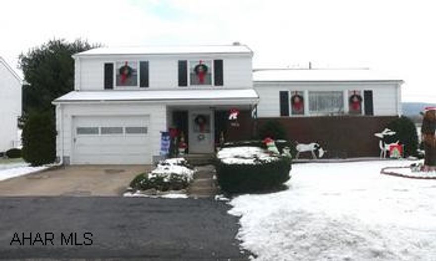 WELL MAINTAINED HOME IN CONVENIENT LOCATION. 3BR'S, FAMILY ROOM, LR, DR, DITCHEN AND ONE CAR GARAGE. NICE HARDWOOD FLOORS. CENTRAL AIR.  MUST SEE. CALL MIKE AT 312-0444. HOME WARRANTY. WELL MAINTAINED HOME IN CONVENIENT LOCATION. 3BRS'S, FAMILY ROOM, LR, DR, KITCHEN AND ONE CAR GARAGE. NICE HARDWOOD FLOORS. CENTRAL AIR. MUST SEE. CALL MIKE AT 312-0444. HOME WARRANTY.