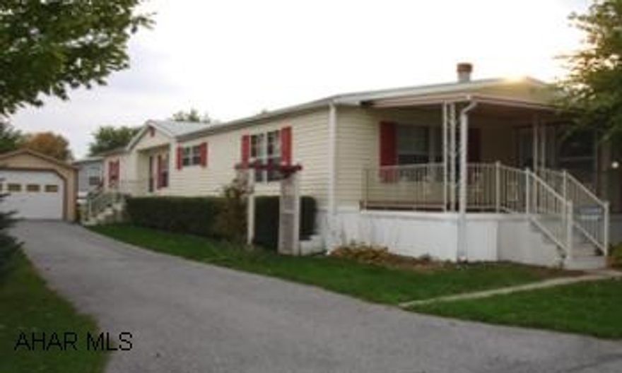 Very Nice 28 x 65 Double Wide 1993 Colony mobile home on rented lot.  3 BR 2 BA including family room with gas fireplace.  Lot rent of $180 includes garbage. Very Nice 28 x 65' Double Wide 1993 Colony Mobile Home on rented lot in Spring Drive in first row by duck pond.  Nice cupboards in kitchen, master bedroom with walk in closet and master bath with corner tub and separate shower. Family room with gas fireplace.   $180 lot rent includes garbage.