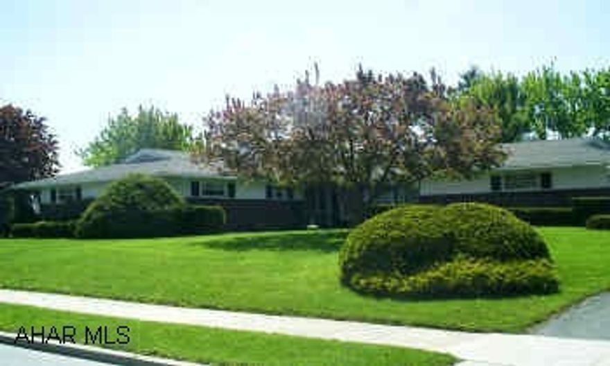 NICE 3 BED ROOM RANCHER IN THE COVE,2 BATH,LIVING ROOM ,DINING ROOM,EAT IN KITCKEN, FAMILY ROOM IN  BASEMENT,2 CAR GARAGE,FORIDA ROOM SELLER WOULD LIKE SETTLEMENT TO BE AUGUST 1,2004