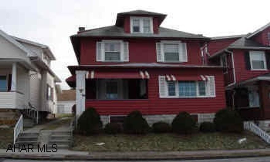 THREE BEDROOM, 1 AND 1/2 BATH TWO STORY.  LARGER ROOMS, SUN ROOM.  TWO CAR DETACHED GARAGE.  PRICED TO SELL.  WORTH A LOOK. BEFORE SHOWING, CALL LISTING AGENT. THREE BEDROOM, 1 AND 1/2 BATH TWO STORY.  LARGER ROOMS, SUN ROOM.  TWO CAR DETACHED GARAGE.  PRICED TO SELL.  WORTH A LOOK. BEFORE SHOWING, CALL LISTING AGENT.