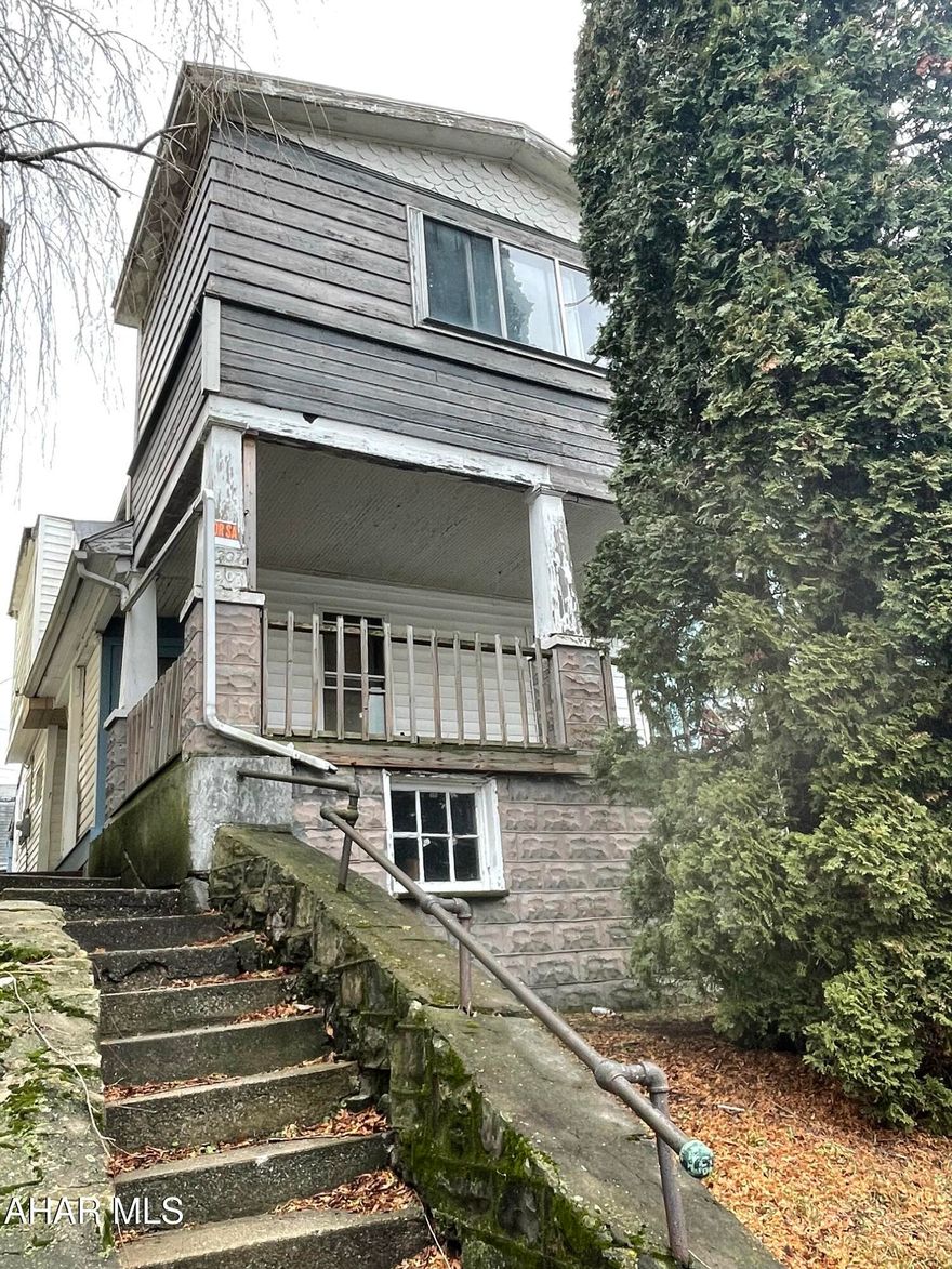 Handyman special. 3 bedroom plus bonus room, 2 full bath. Natural gas forced air furnace and 200 amp electric service. No secondary market financing.