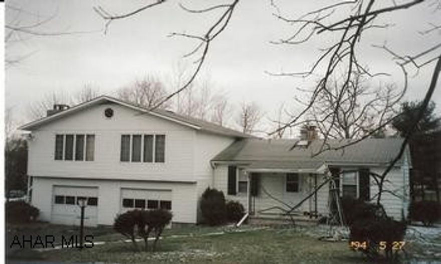 Bi-level 3BR/2BA home situated on 0.589 acre, Great location, peaceful street, near Shawnee Park.