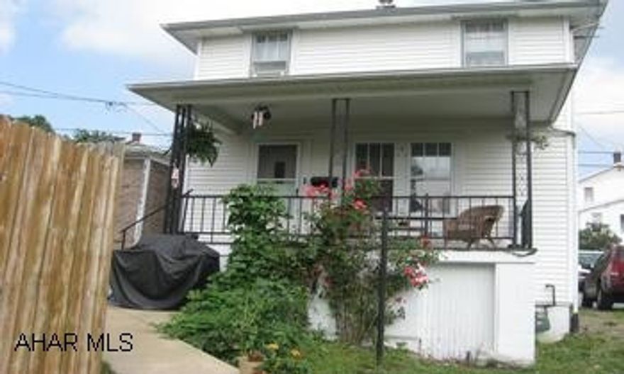 Cute 2 bedrooms 1 bath in great neighborhood off street parking- Priced to sell. Cute 2 bedrooms 1 bath in great neighborhood off street parking- Priced to sell.  L shaped Lot 25 x120 and 22x50.