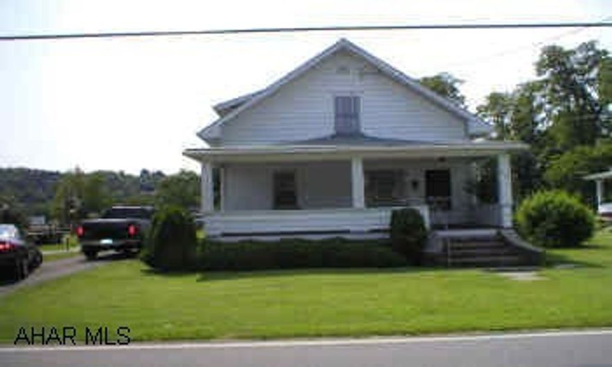 1 1/2 story, nice starter home with hardwood floors in living room and dining room all on a nice large lot.  Bathroom on 2nd floor needs connected. 1 1/2 story, nice starter home with hardwood floors in living room and dining room all on a nice large lot.