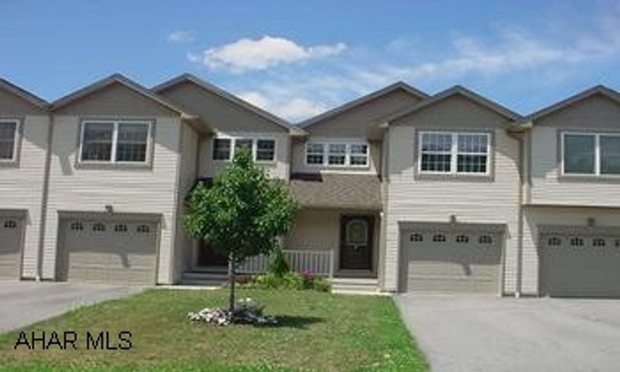 Beautiful Townhouse with great view. Beautiful Townhouse with a great view, like new and well cared for.