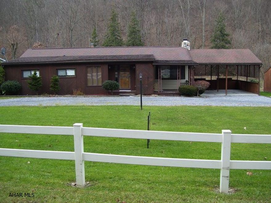 Well maintained 2 Bed Ranch with Jacuzzi and 2 Bay car port. A must see. Sold as is.