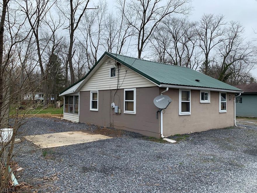 Very well maintained home with private access to Dunning Creek. Open floor plan, appliances stay, 2 bedrooms on 1st floor with spacious loft. Fenced yard, shed with newer metal roof and remodeled throughout!