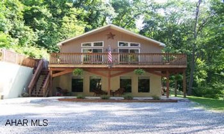 Raised ranch on 6.5 Acre private wooded setting.  3 bedrooms, 2 baths.  Built in 2001. AGENT OWNED !  Private home on wooded hillside in Riggles Gap.  Just built in 2001 - MUST SEE !  Please remove shoes.