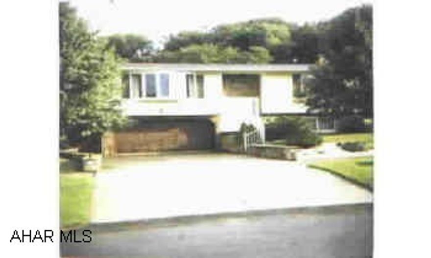 Very nice. Well maintained large lot, quiet street, sunroom. Very nice. Well maintained large lot, quiet street, sunroom.