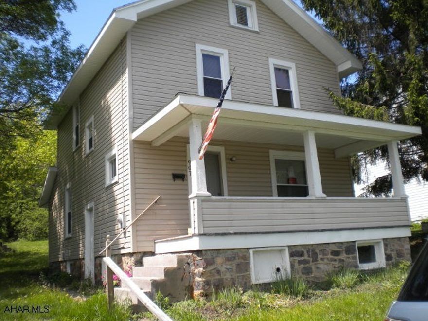 Vinyl sided 3 Bedroom on 50x120 lot, updated kitchen.  Needs some TLC.  Possible freeze damage.