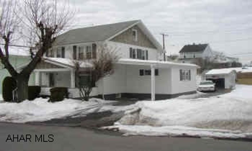 CHARMING, SPACIOUS EAST END HOME. FIRST FLOOR BEDROOM WITH FULL BATH. BEDROOM COULD BE TURNED INTO DEN. NICE SIZE ROOMS.