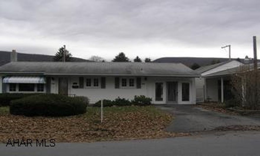 1 STORY W/ FINISHED BASEMENT-EAT-IN KITCHEN-FAMILY ROOM IS TILED-WALKS OUT TO BACK DECK & INGROUND POOL-CONTACT SUSAN. 935-8252. 1 STORY W/ FINISHED BASEMENT-EAT-IN KITCHEN-FAMILY ROOM IS TILED-WALKS OUT TO BACK DECK & INGROUND POOL-CONTACT SUSAN. 935-8252.