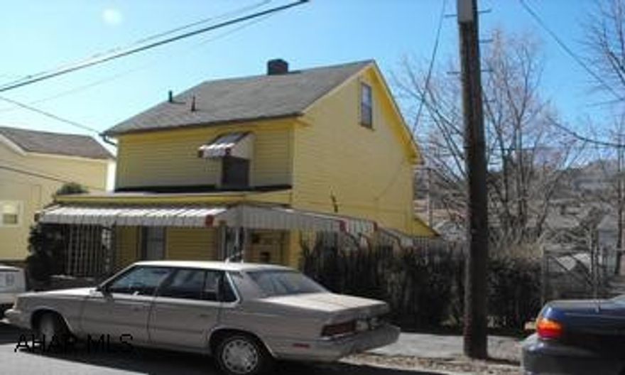 Sweet house in good condition, fenced yard, & detached garage.  Commode in basement. Sweet house in good condition , fenced yard, & detached garage.  Commode in basement.