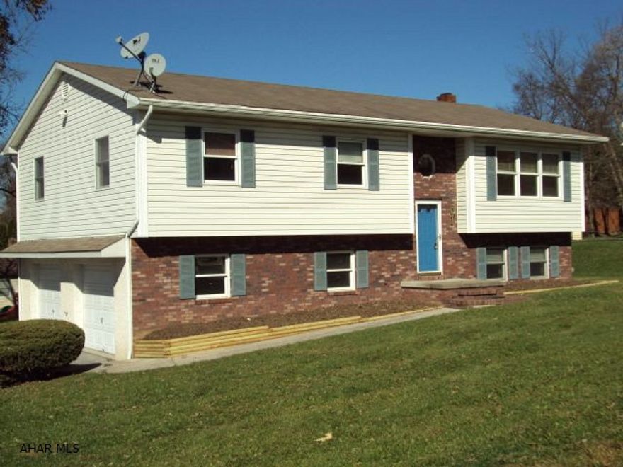 3 Bedroom, 2 1/2 bath, ready to move in. Huge remodeled kitchen w/dining area. Dishwasher, garbage disposal, pergo flooring. Newly painted interior, tile in 2 bathrooms and foyer area. Woodburner in family room. New furnace and hot water heater. Large rear deck and patio.