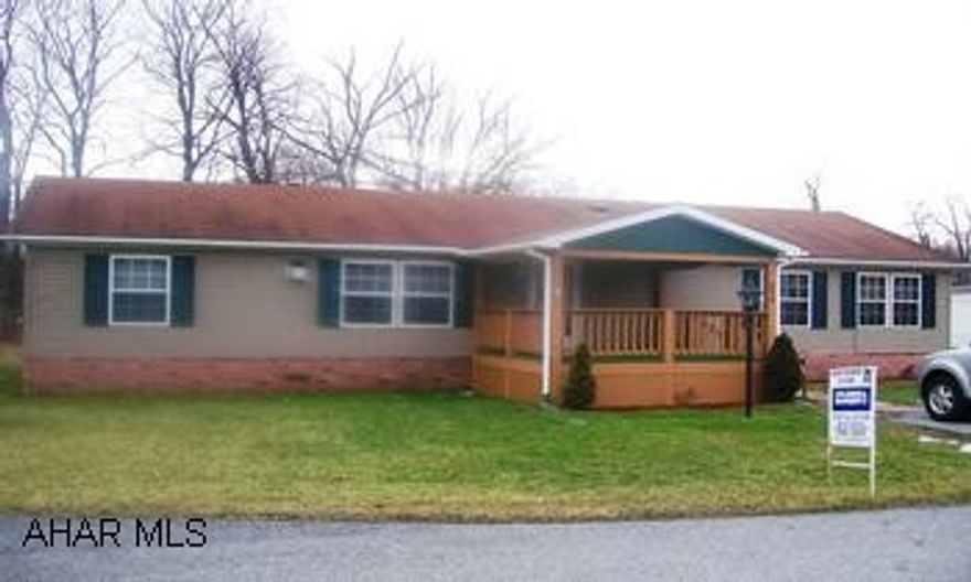 1999 SKYLINE GAS WOOD STOVE IN LIVINGROOM- COVERED PORCHES- FRONT AND SIDE SHED-LOT RENT INCLUDES  WATER, SEWAGE,TRASH, AND SNOW REMOVAL. 1999 SKYLINE GAS WOOD STOVE IN LIVINGROOM- COVERED PORCHES- FRONT AND SIDE SHED-LOT RENT INCLUDES  WATER, SEWAGE, TRASH, AND SNOW REMOVAL.