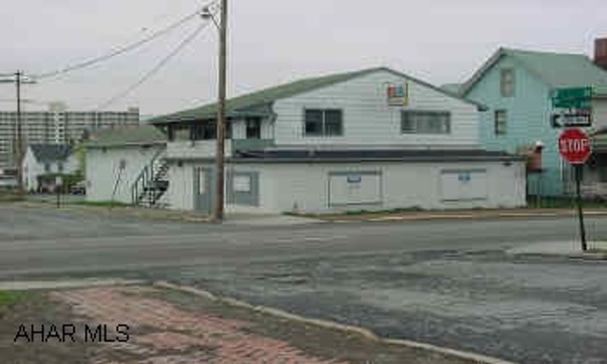 BLOCK BUILDING. 2800 +/- SQARE FOOT WITH 10' OVERHEAD DOOR. ADDITIONAL LOT.  REDUCED! BLOCK BUILDING WITH 2 BR APARTMENT ABOVE. ($300 MO.) 2800 +/- SQUARE FEET ON AN ACTIVE LOCATION WITH GOOD TRAFFIC. FORNERLY SANDY'S DAYCARE. VARIED USES. ZONED RESI.