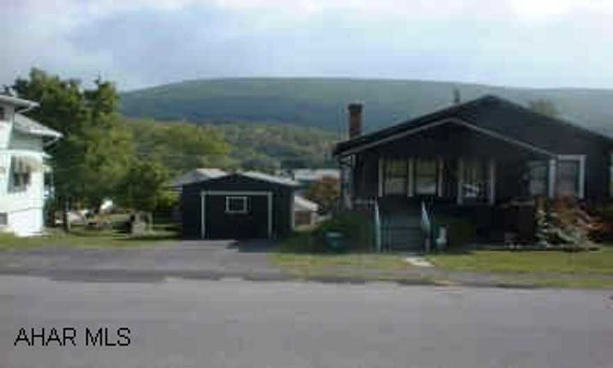 ONE STORY IN GREAT ALTOONA NEIGHBORHOOD.  INCLUDES 2 BEDROOMS, 1.5 BATHS, 1ST FLR LAUNDRY, 1 CAR GARAGE.