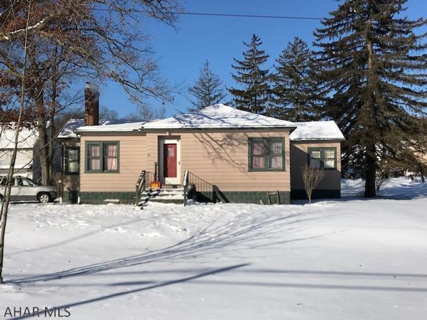 Nice 3 BR, 1 BA home. Last used as a rental but could be a single family. Call now to set up a showing of this great property.