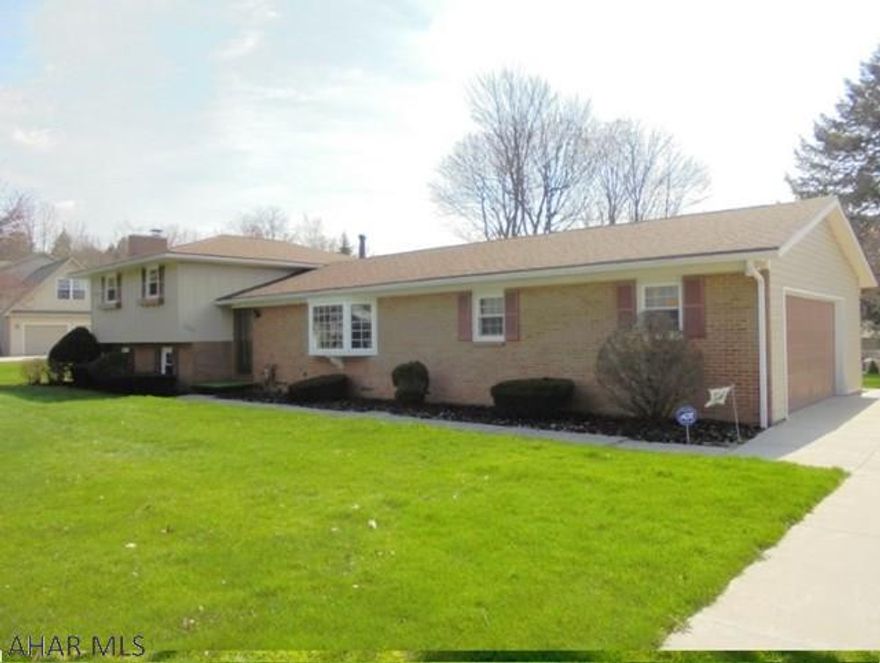Ebensburg- Crestwood Estates - 3-4 BR, 2  bath brick/aluminum split level on nearly half acre manicured level lot on dead-end street. Gas HW BB heat.  Central Air.  FR in basement w/wood fireplace. Large eat-in kitchen. Heated sunroom w/ gas stove. 2 car attached garage.  Move-in condition.