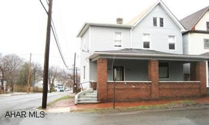 2 UNIT SIDE BY SIDE.  FRONT UNIT HAS 4 BEDROOMS.  REAR UNIT HAS 2 BEDROOMS.  GOOD RENTAL HISTORY.  ALL SEPARATE UTILITIES.  GREAT INVESTMENT PROPERTY.  CONVENIENT LOCATION. 2 UNIT SIDE BY SIDE.  FRONT UNIT HAS 4 BEDROOMS.  REAR UNIT HAS 2 BEDROOMS.  GOOD RENTAL HISTORY.  ALL SEPARATE UTILITIES.  COPIES OF LEASES AVAIABLE GREAT INVESTMENT PROPERTY.  CONVENIENT LOCATION.