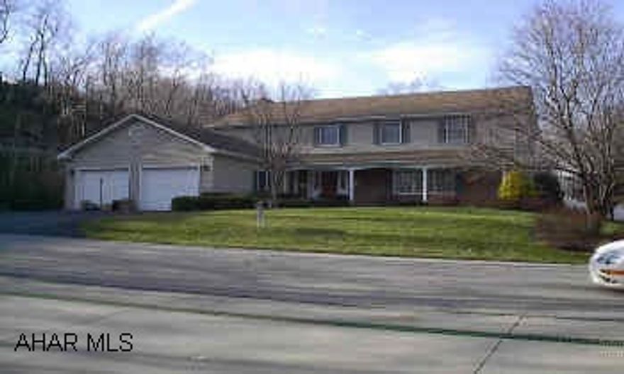 Absolutely Lovely 4 bedroom, 2 1/2 Bath, with Office ,Large Fla. Room, Oak Trim, Inground pool 17x32