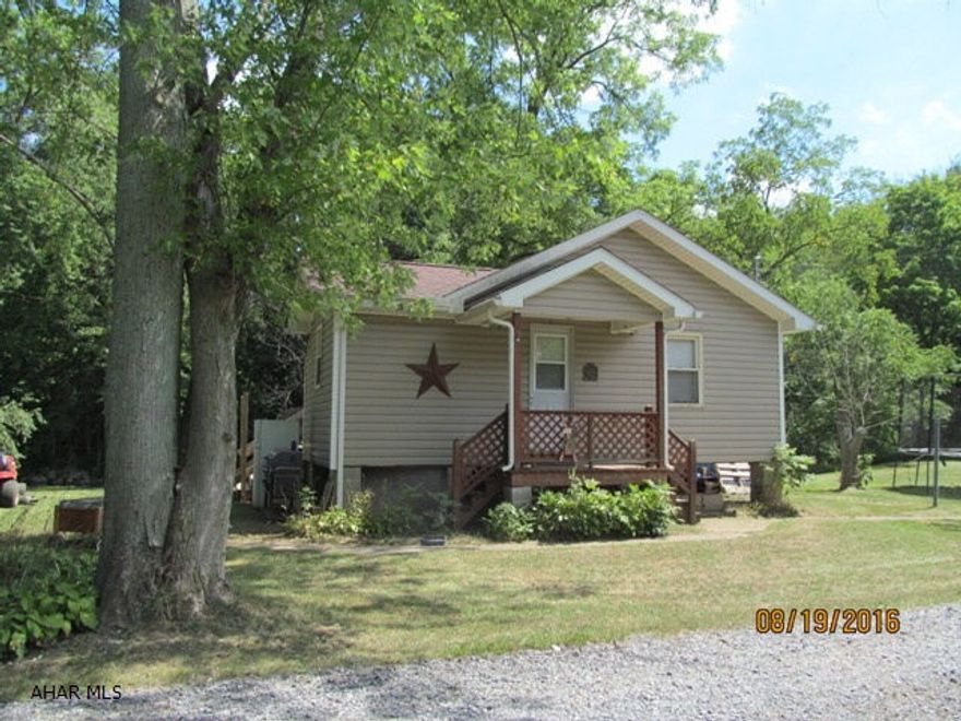 Set your bags down. Put your feet up. Relax and let your troubles drift away as you watch the river flow. This one bdrm cottage on almost 1/2 an acre is the perfect place to unwind. The pellet stove keeps the chill away on cool evenings & the open concept makes it easy to heat or cool. Entertain at the pavilion. Grill on the deck, fish, swim, lay in the sun...or just enjoy the quiet.