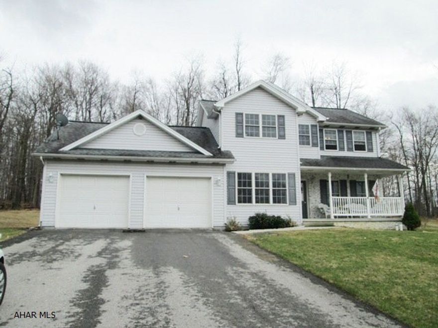 Original owners of this nice 2 story. The features include large master bedroom w/bath and walk-in closet, large flat lot and excellent neighborhood. All appliances are conveyed.