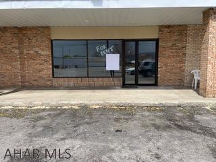 3,132 square feet of retail space in the 31st Street Plaza. HIgh traffic flow with a tobacco store, dry cleaners, hair salon and a church located within in the plaza. Call listing agent for details and showings.