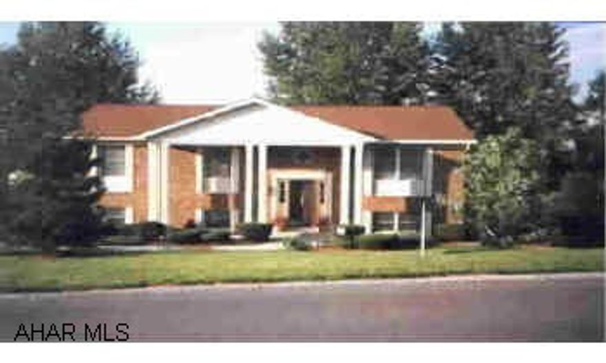 Immaculate 3 bedroom Bi-level with flordia room plus family room. Immaculate 3 bedroom Bi-level with flordia room plus family room. Electrical system - breaker