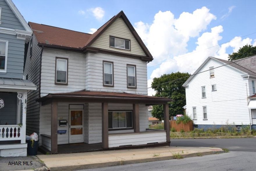 Great starter home! Needs a little TLC. Priced to go at $18,000.