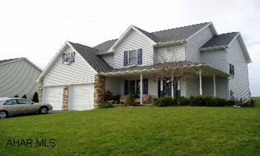 4 BEDROOM VICTORIAN WITH 2 CAR ATTACHED GARAGE LOVELY 4 BEDROOM, 2.5 BATH VICTORIAN, FIREPLACE IN LIVING ROOM GORGEOUS OAK KITCHEN, ALCOVE OFF GUEST BEDROOM