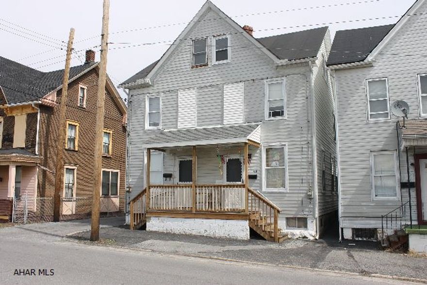 Income producing duplex in a good location! One side is vacant and redone. Ready to Rent! The other side is occupied with a long term tenant.