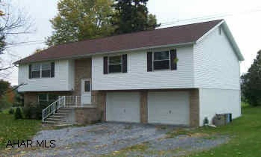 Great family home in nice area-huge finished basement-nice yard! Nice Family Home-Just move right in!! Large finished basement- Lots of space!