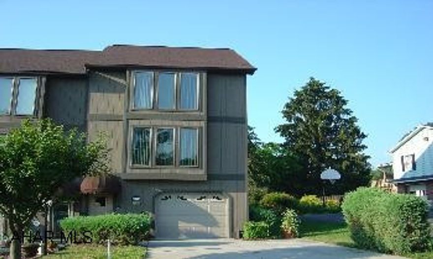 NO SHOWINGS UNTIL 8-13-2006!  Lovely End Unit!  Ready to Move In!  All appliances included!  Immaculately decorated! NO SHOWINGS UNTIL 8-13-2006!  Lovely End Unit!  Ready to Move In!  All appliances included!  Immaculately decorated!