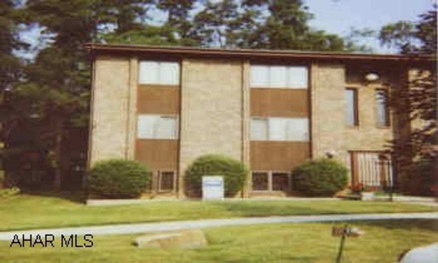 SPACIOUS 2 BEDROOM CONDO. NO MORE WORRIES WITH OUTSIDE MAINTENANCE. CONVENIENTLY LOCATED. NO PETS.