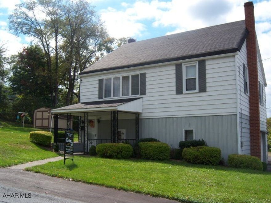 Raised ranch, nice big eat in kitchen. Immaculately maintained. 3 bedrooms. 1 car garage integral garage, family room, laundry.