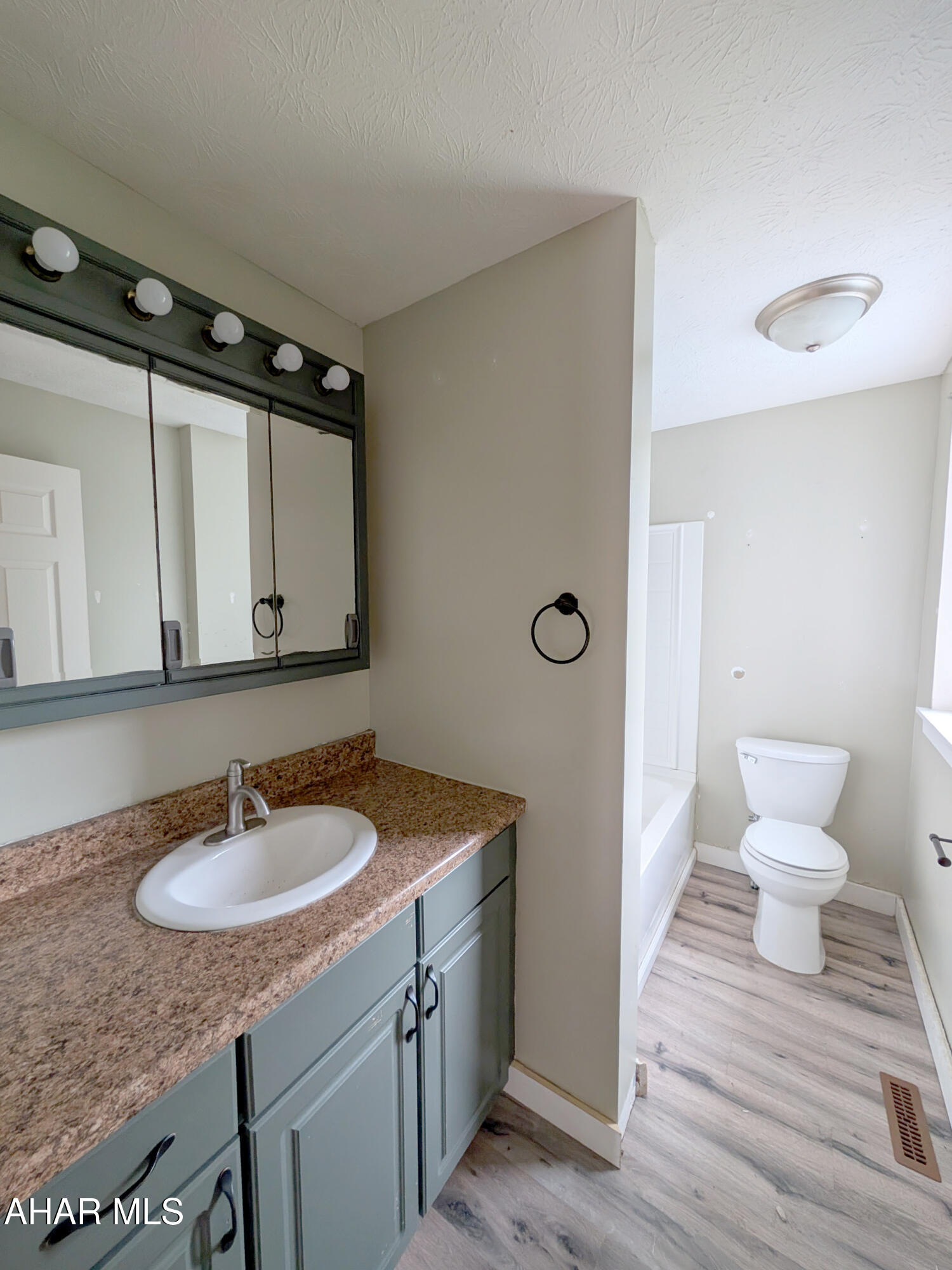 Saxton - Residential