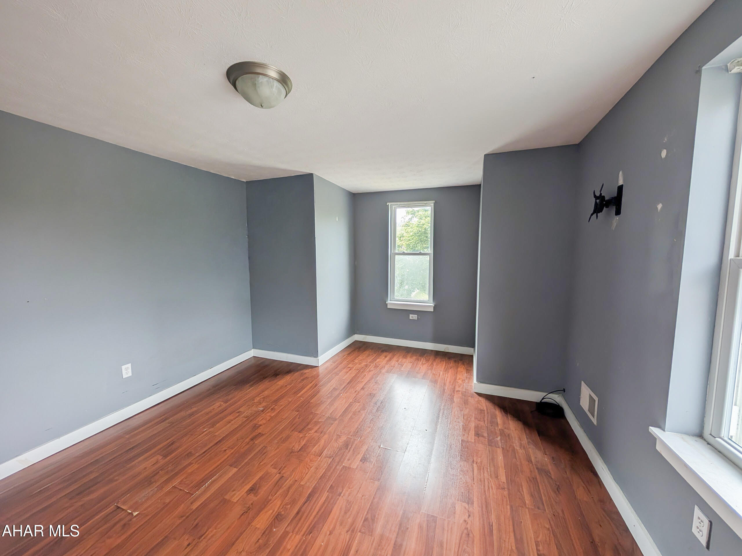 Saxton - Residential