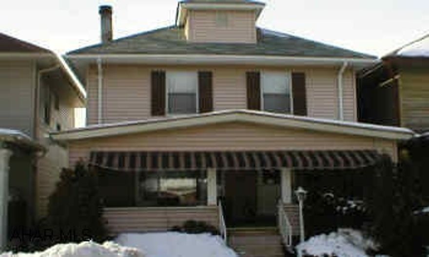 Very nice 2 1/2 story w/fireplace,  hardwood floors, new carpeting upstairs, and new kitchen cabinets.  Move in condition. Very nice 2 1/2 story w/fireplace,  hardwood floors, new carpeting upstairs, and new kitchen cabinets.  Move in condition.